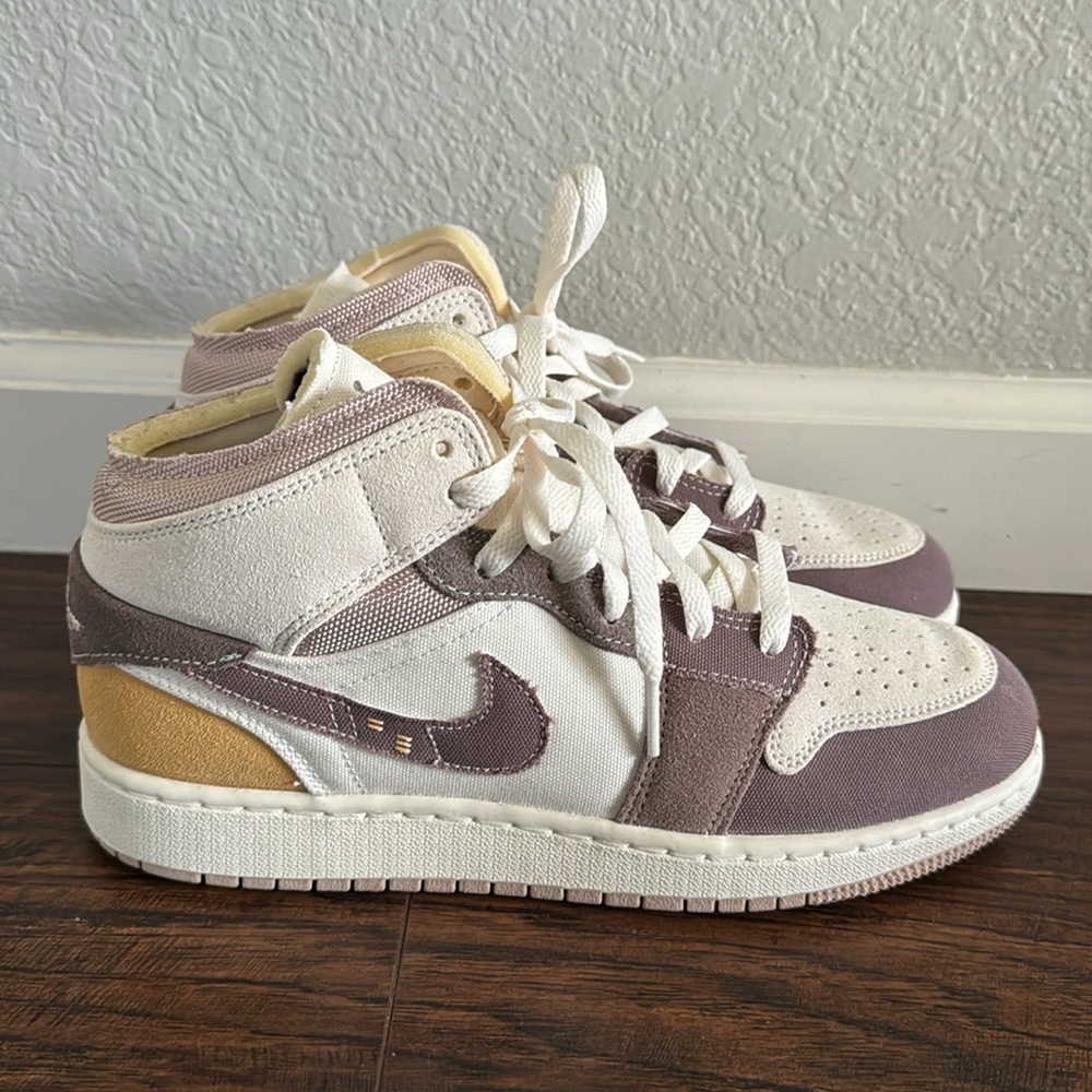 Nike Air Jordan 1 Mid SE Craft - Size: 6.5Y (Big Kids)